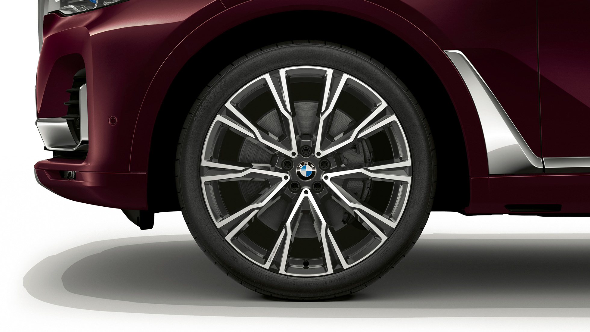 BMW X7, M Sport csomag, könnyűfém keréktárcsa Egy M Sport csomaggal ellátott BMW X7 könnyűfém keréktárcsája közelről