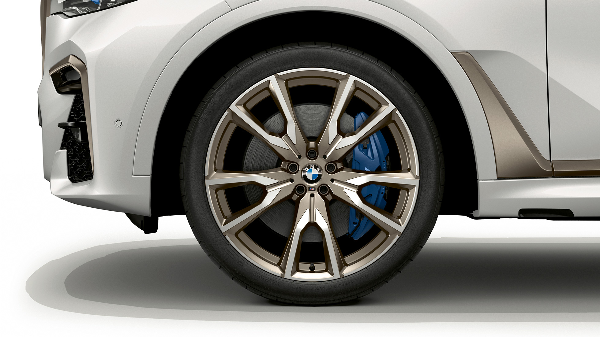 BMW X7, BMW X7 M50d, könnyűfém keréktárcsa A BMW X7 BMW X7 M50d változatának könnyűfém keréktárcsája közelről