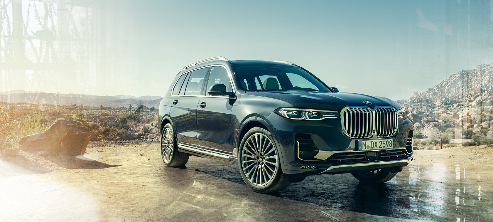 BMW X7, háromnegyedes elölnézet Egy álló, Arctic szürke BMW X7 háromnegyedes elölnézetből, sivatagi háttér előtt, G07 2019