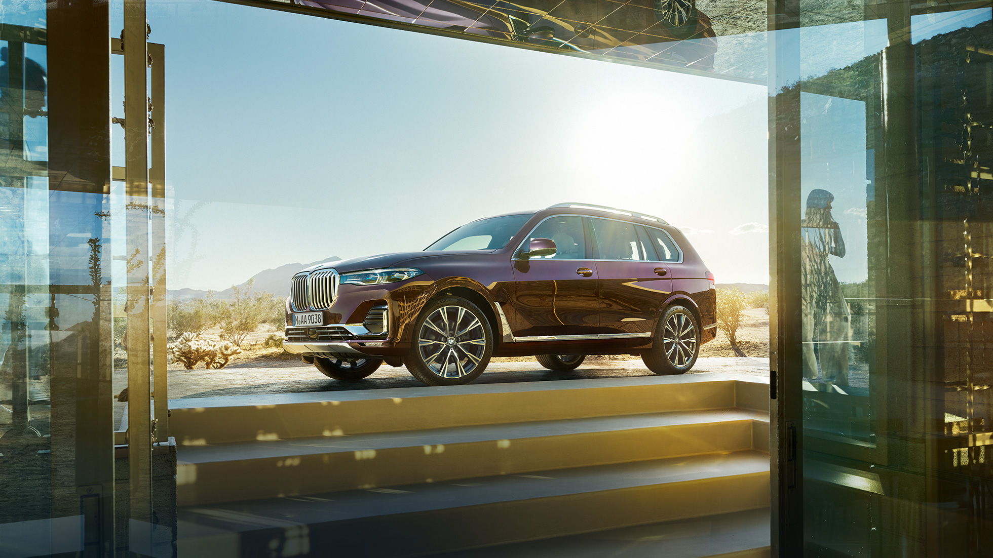 BMW Individual X7 xDrive40i, oldalnézet Egy Ametrin metálfényezésű, álló BMW X7 oldalnézetből, G07 2019