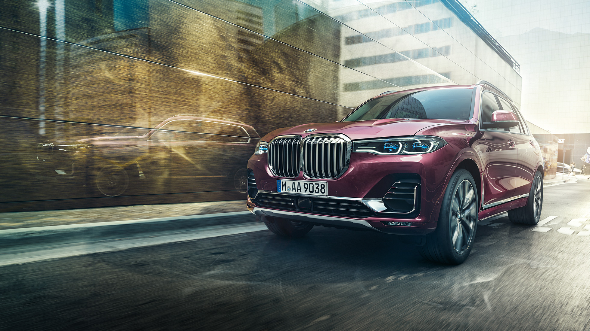 BMW Individual X7 xDrive40i, háromnegyedes elölnézet Egy haladó, Ametrin metálfényezésű BMW X7 háromnegyedes elölnézetből