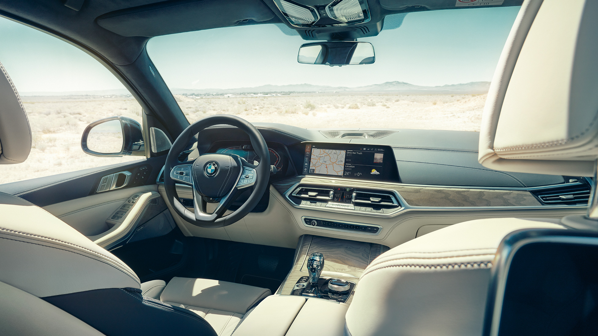 BMW Live Cockpit Professional BMW Live Cockpit Professional: rálátás hátulról az első üléssorra, pillantással a kormánykerékre és a műszerfalra