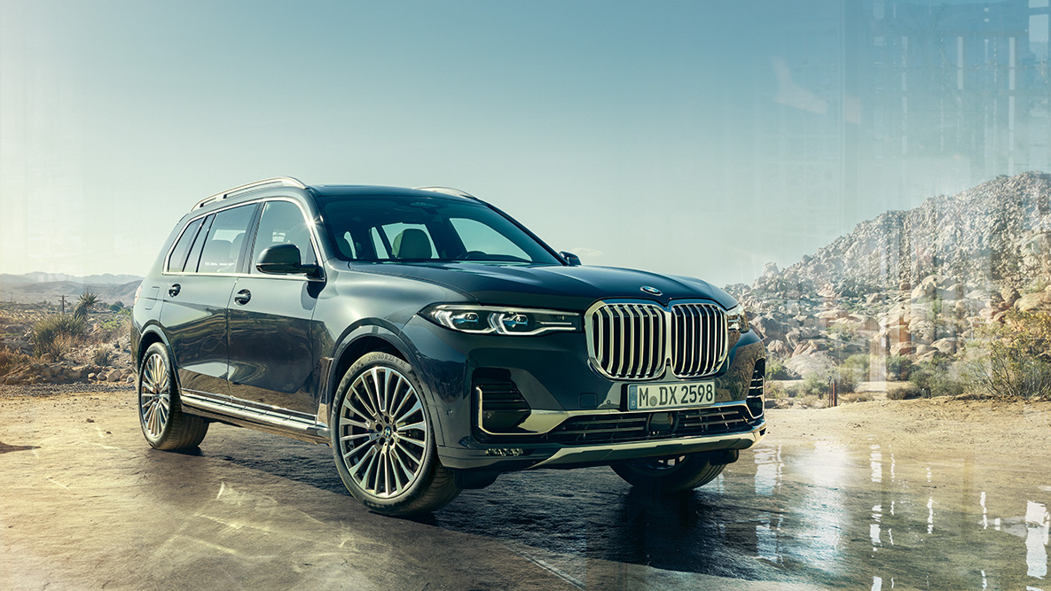 BMW X7, külső, háromnegyedes elölnézet A BMW X7 kívülről: háromnegyedes elölnézet, sivatagi tájjal a háttérben