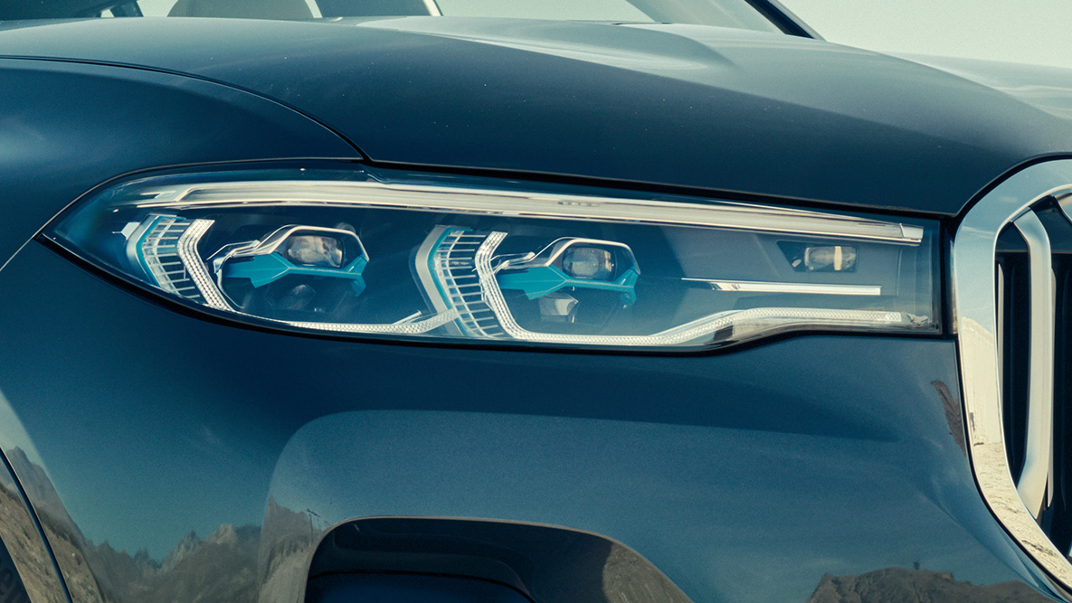 BMW Lézervilágítás BMW Lézervilágítás: a BMW X7 orr-része közeli háromnegyedes elölnézetből