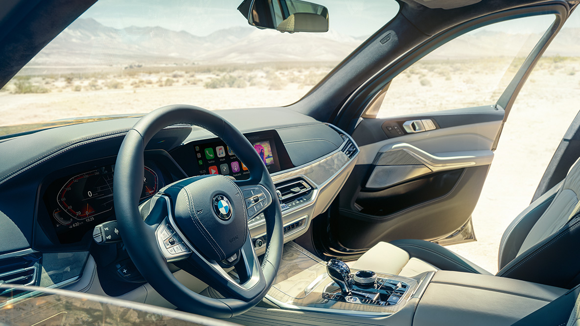 BMW X7, belső tér A BMW X7 belső tere: rálátás kívülről az első üléssorra, a kormányra, a műszerfalra és a bőrülésekre