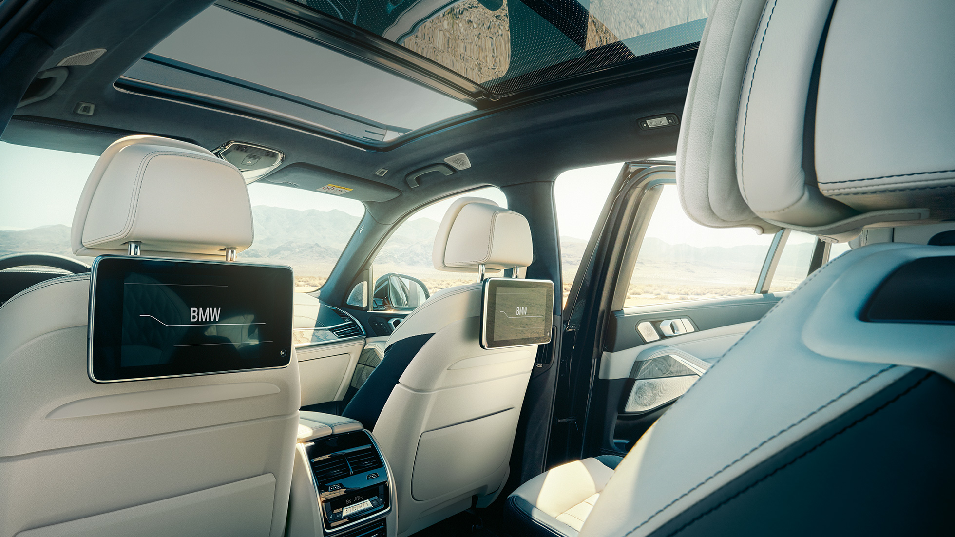 BMW X7, belső tér A BMW X7 belső tere: látkép a harmadik üléssorból