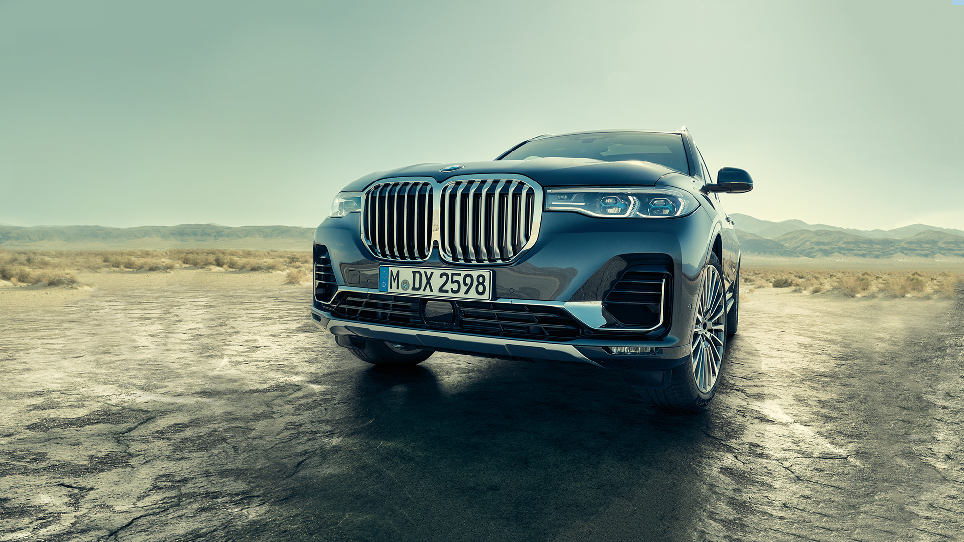 BMW X7, külső, rézsútos alulnézet A BMW X7 külseje: az orr-rész rézsútos alulnézetből
