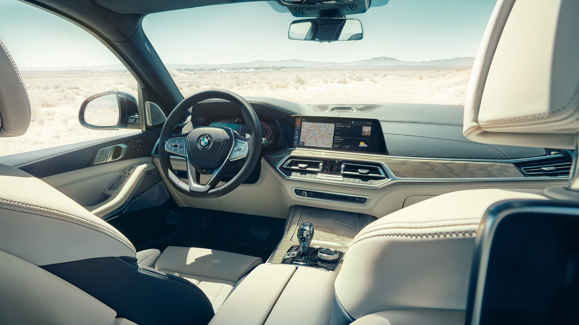BMW X7 műszerfal BMW X7 belső tér, műszerfal a sport bőrkormánnyal, G07 2019