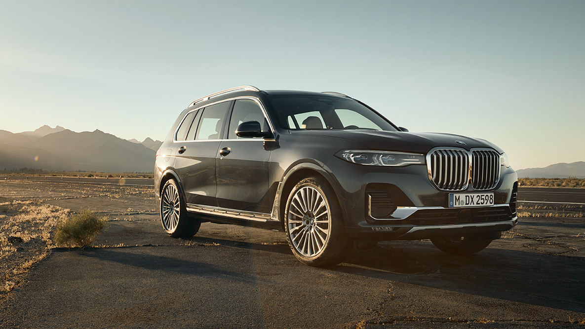 Executive Drive Pro Executive Drive Pro: egy BMW X7 háromnegyedes elölnézetből, sivatagi tájjal a háttérben