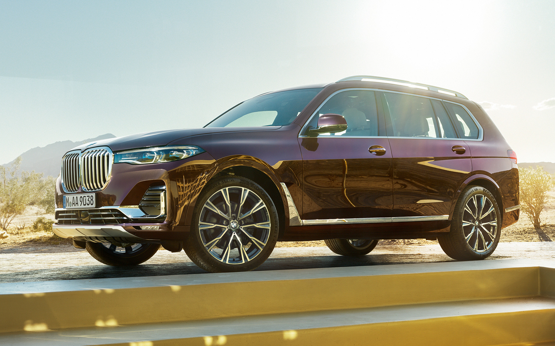 BMW X7 Individual, xDrive40i, G07, 2018, egy sivatagos tájon álló, BMW Individual Ametrin metálfényezésű autó oldalnézetből BMW X7 Individual, xDrive40i, G07, 2018, egy sivatagos tájon álló, BMW Individual Ametrin metálfényezésű autó oldalnézetből