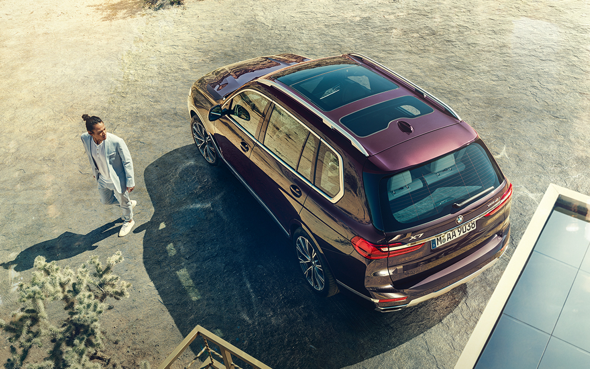 BMW X7 Individual, xDrive40i, G07, 2018, egy modell társaságában látható, BMW Individual Ametrin metálfényezésű autó felülnézetből BMW X7 Individual, xDrive40i, G07, 2018, egy modell társaságában látható, BMW Individual Ametrin metálfényezésű autó felülnézetből
