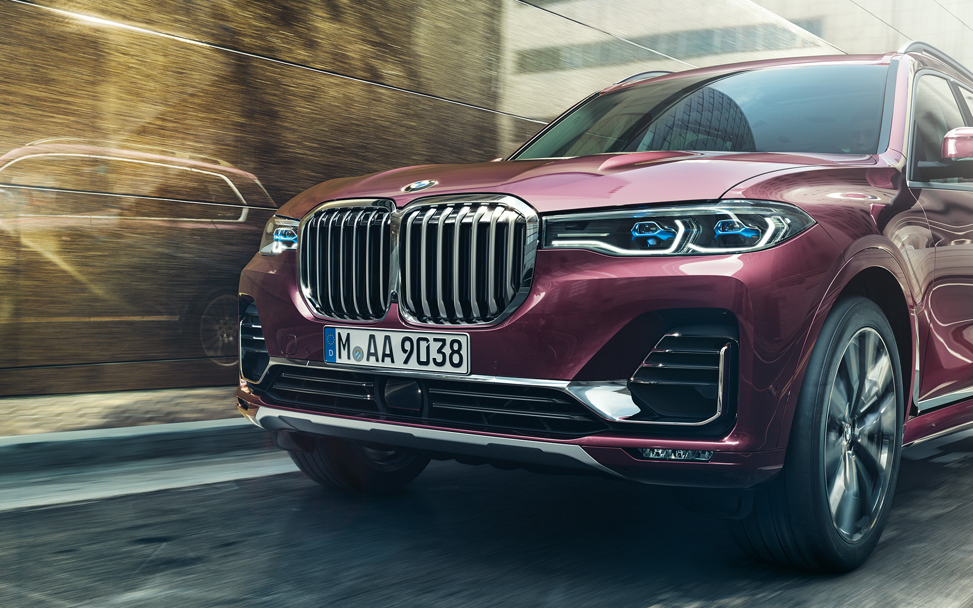BMW X7 Individual, xDrive40i, G07, 2018, egy mozgó, BMW Individual Ametrin metálfényezésű autó elölnézetből BMW X7 Individual, xDrive40i, G07, 2018, egy mozgó, BMW Individual Ametrin metálfényezésű autó elölnézetből