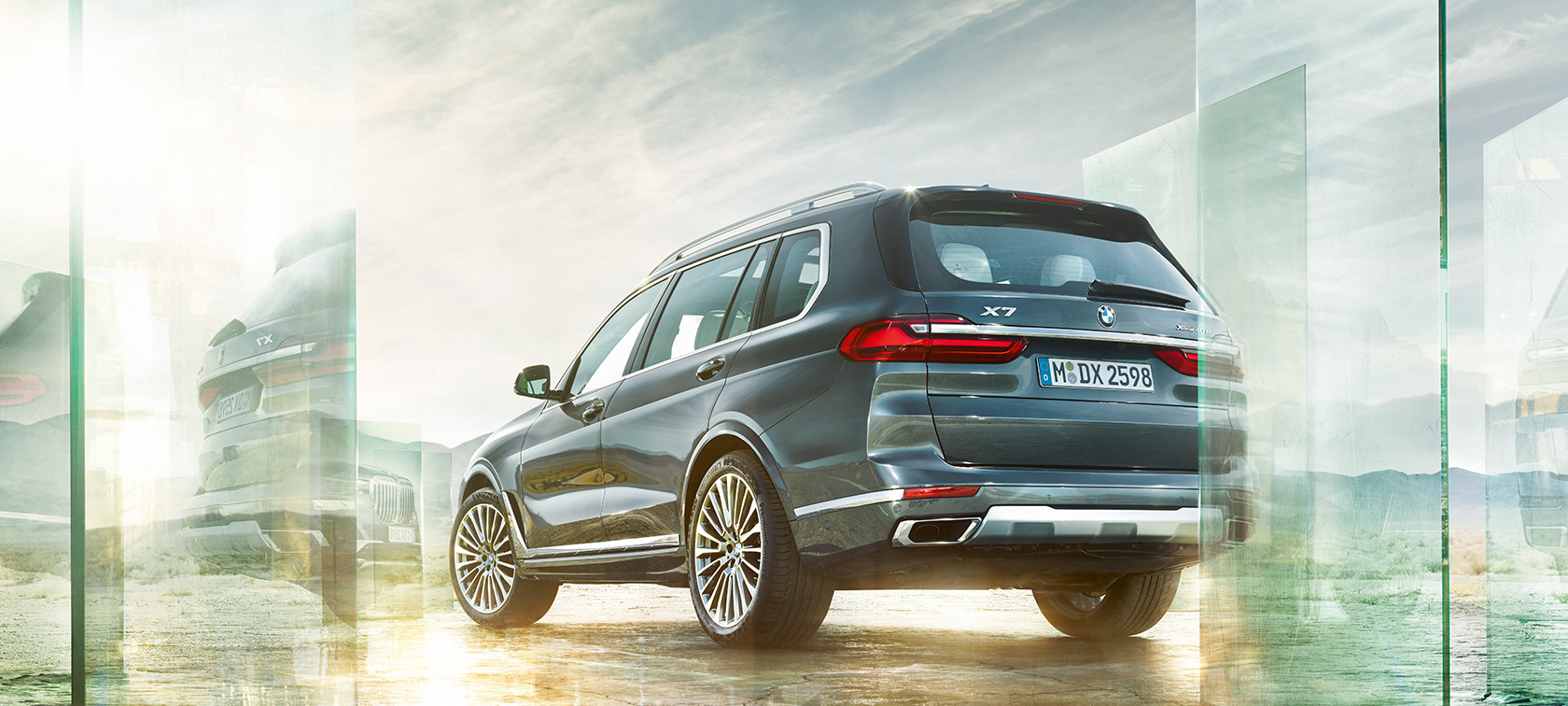 BMW X7, egy mozgó autó rézsútos hátulnézetből BMW X7, G07, 2019, egy mozgó, Arctic szürke autó rézsútos hátulnézetből