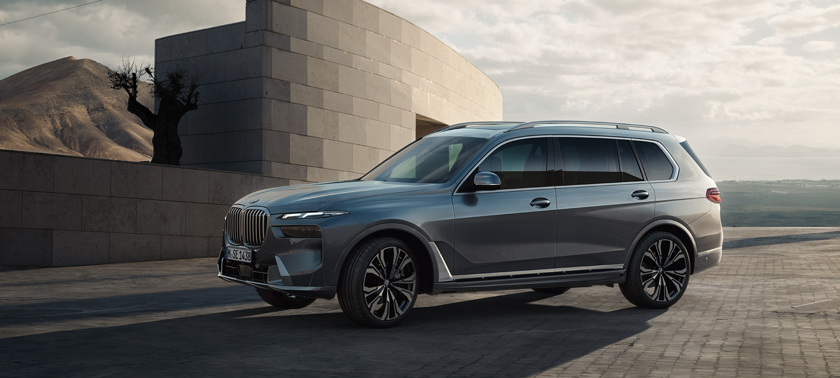BMW X7, G07 LCI, egy Sparkling Copper szürke metál autó 7/8-os oldalnézetből, videó BMW X7, G07 LCI, egy álló, Sparkling Copper szürke metálfényezésű autó 7/8-os oldalnézetből, videó