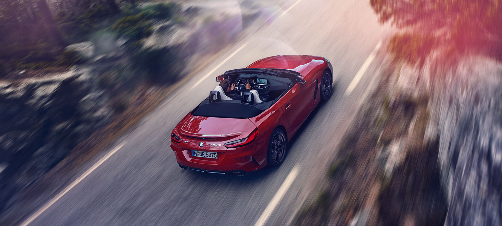 A BMW Z4 Roadster madártávlatból Egy mozgó BMW Z4 Roadster madártávlatból