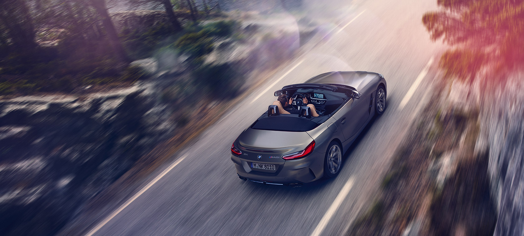 Egy szürke BMW Z4 Roadster felülről Egy haladó, szürke BMW Z4 Roadster felülről