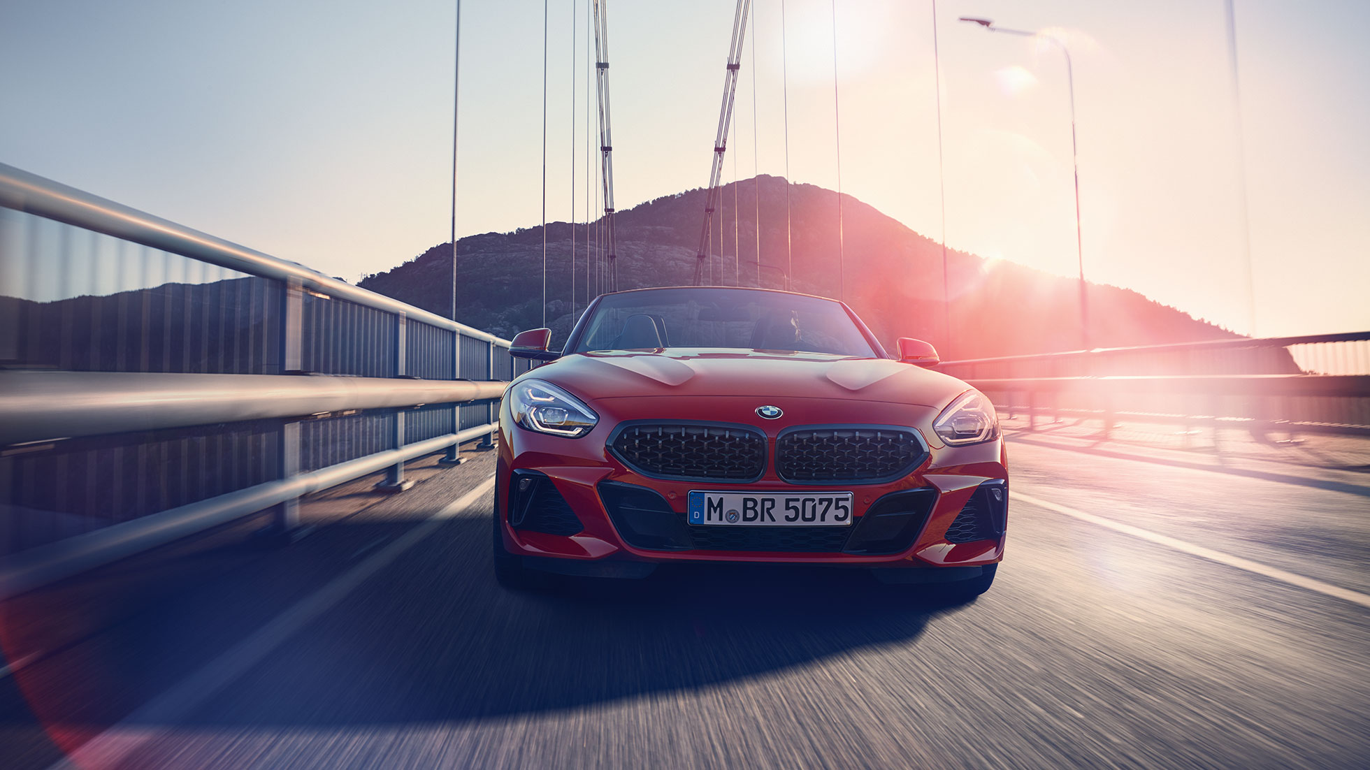 A BMW Z4 Roadster egy hídon A BMW Z4 Roadster elölnézetből, egy hídon