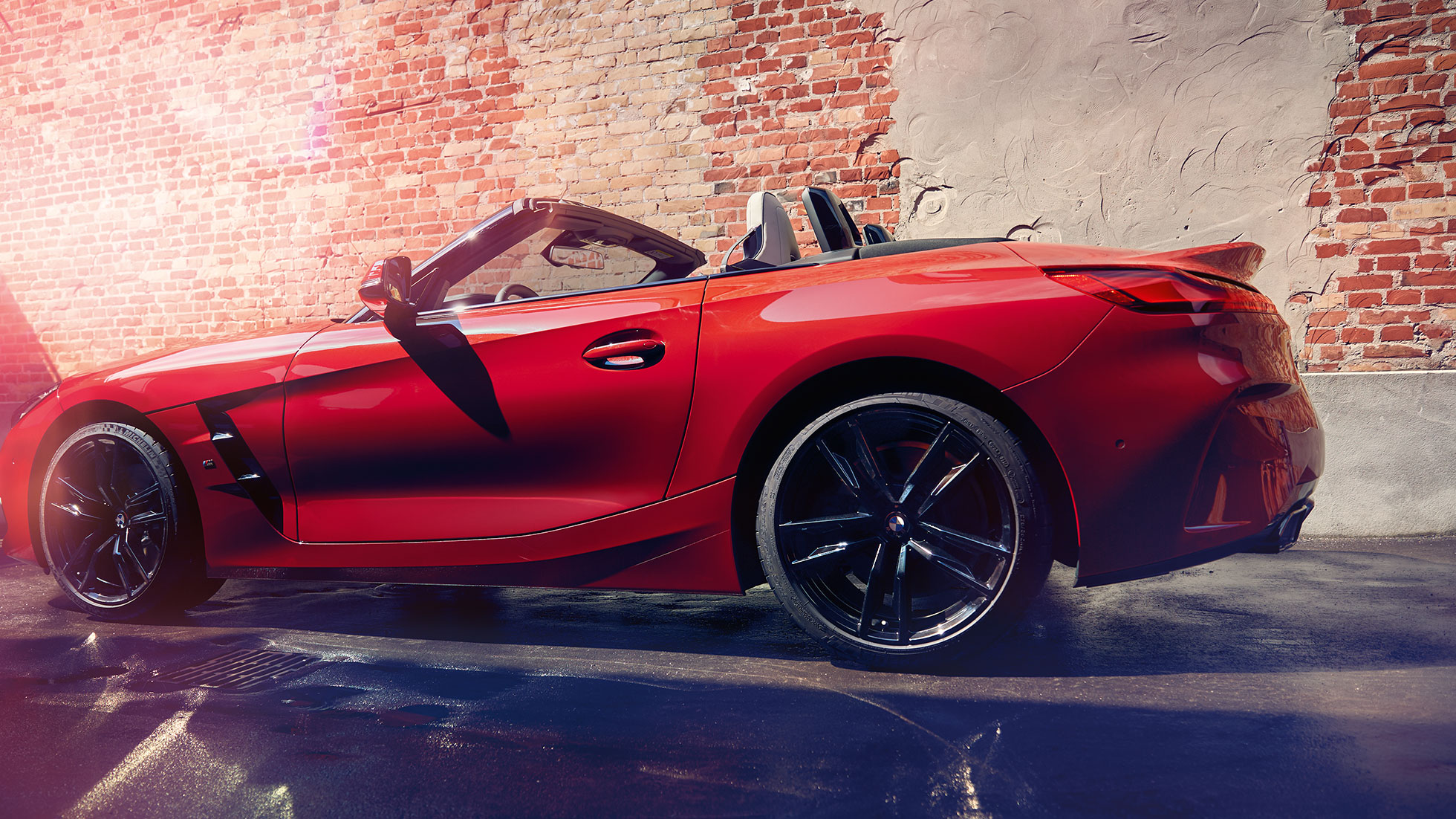 A BMW Z4 Roadster oldalnézetből A BMW Z4 Roadster oldalnézetből, egy téglafal előtt
