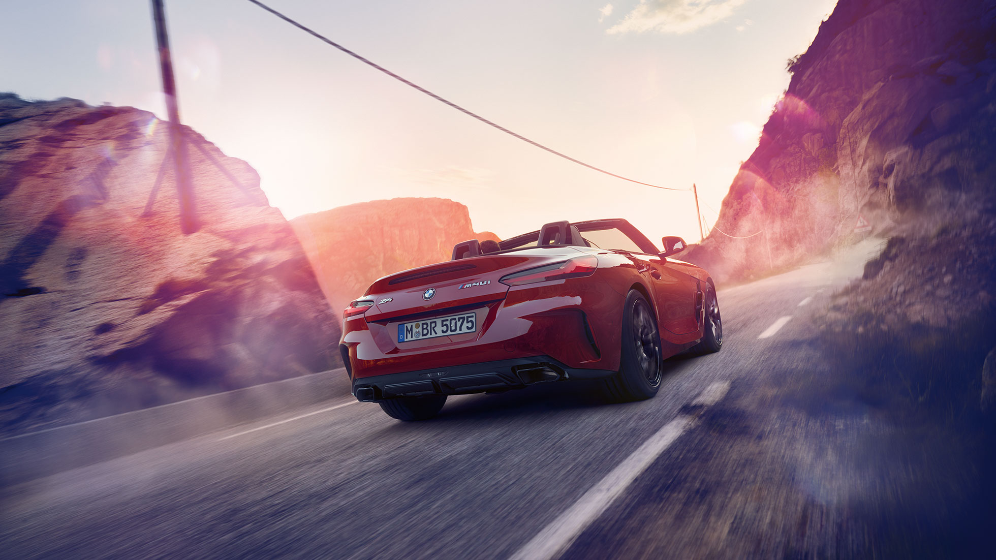 A BMW Z4 Roadster hátulnézetből A BMW Z4 Roadster hátulnézetből, egy vidéki úton