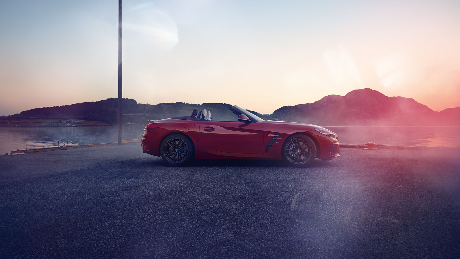 A BMW Z4 Roadster oldalnézetből A BMW Z4 Roadster elölnézetből, heggyekkel a háttérben
