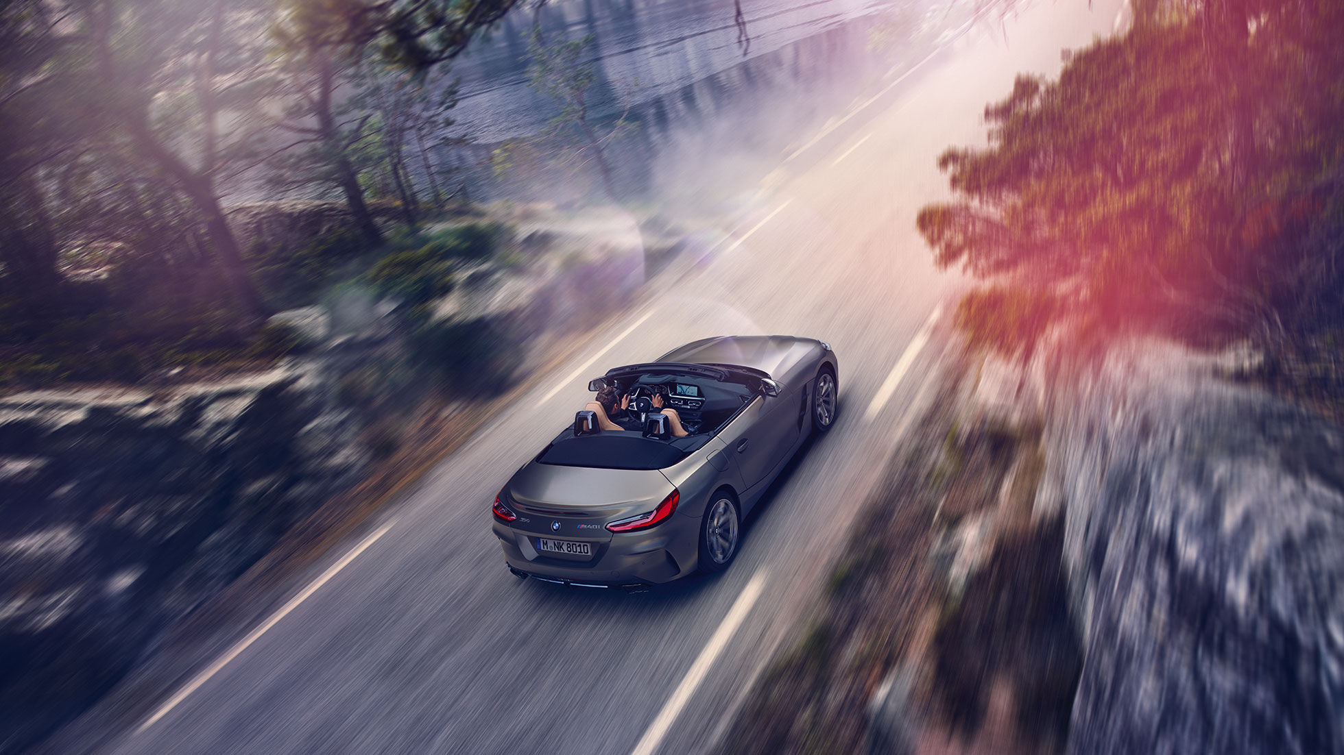 A BMW Z4 Roadster felülről Egy szürke BMW Z4 Roadster haladás közben, felülnézetből