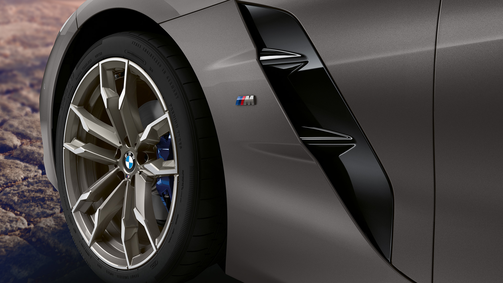A BMW Z4 Roadster első kereke Egy szürke BMW Z4 Roadster első kereke