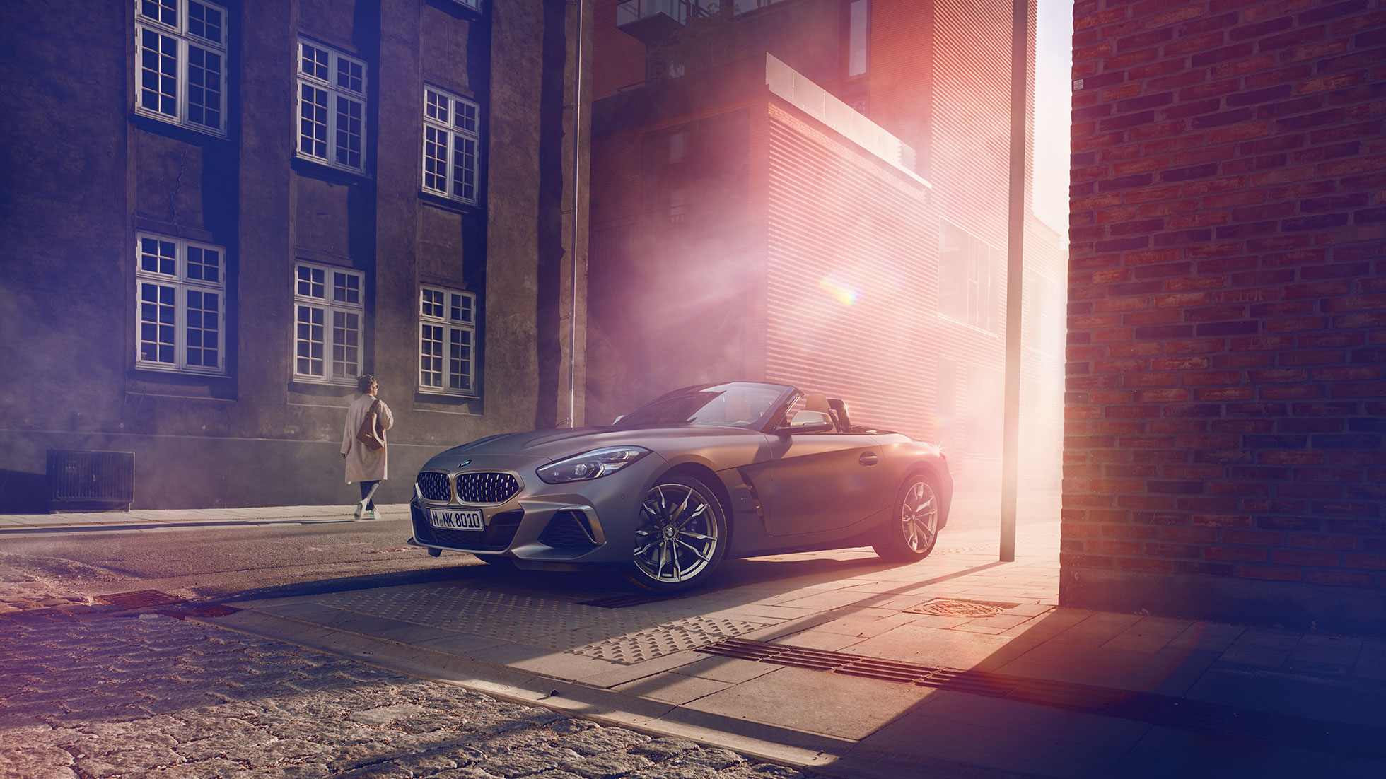 A BMW Z4 Roadster az utcán Egy szürke BMW Z4 Roadster az utcán, egy ház előtt