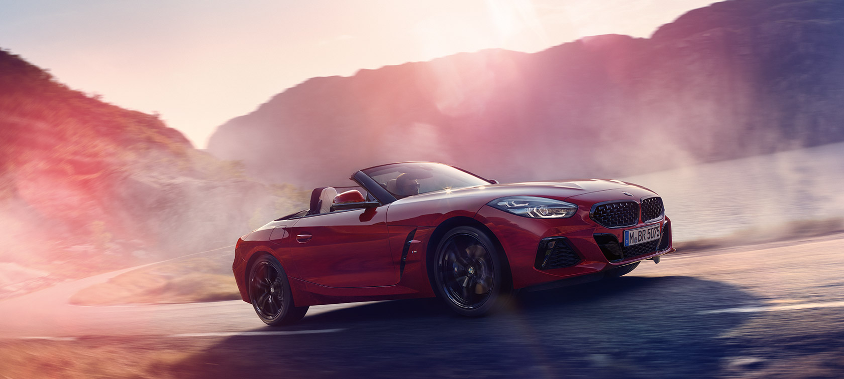 A BMW Z4 Roadster mozgás közben A BMW Z4 Roadster hegyre kapaszkodik