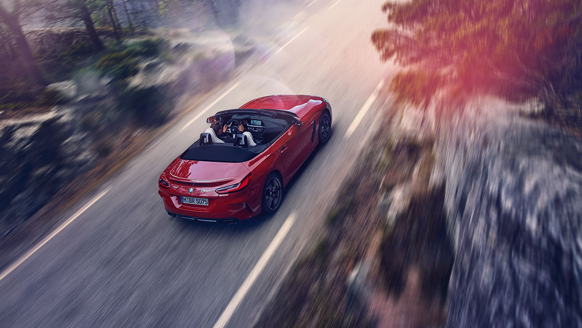 A BMW Z4 Roadster haladás közben Egy BMW Z4 Roadster madártávlatból, haladás közben