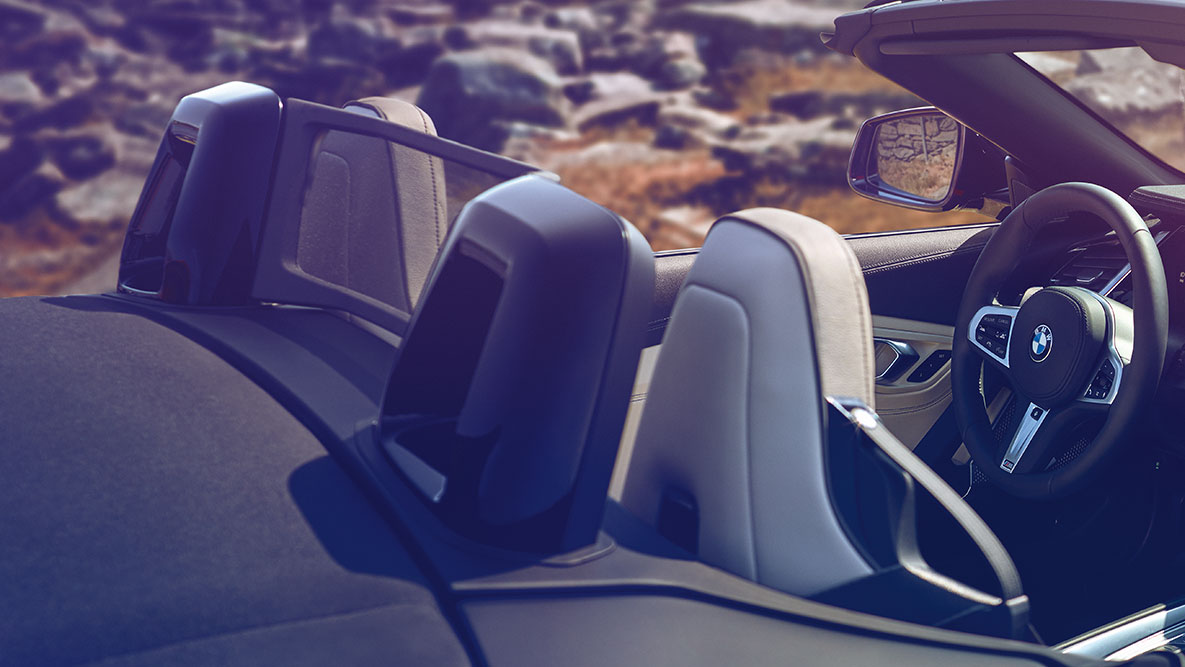 BMW Z4 Roadster, első ülések A BMW Z4 Roadster első üléseinek látványa nyitott tető mellett