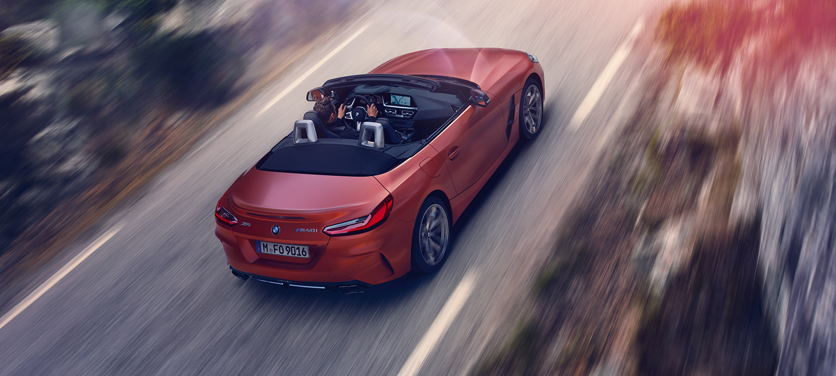 BMW Z4 Roadster (G29), egy mozgó autó rézsútos hátulnézetből BMW Z4 Roadster (G29), egy mozgó autó rézsútos hátulnézetből