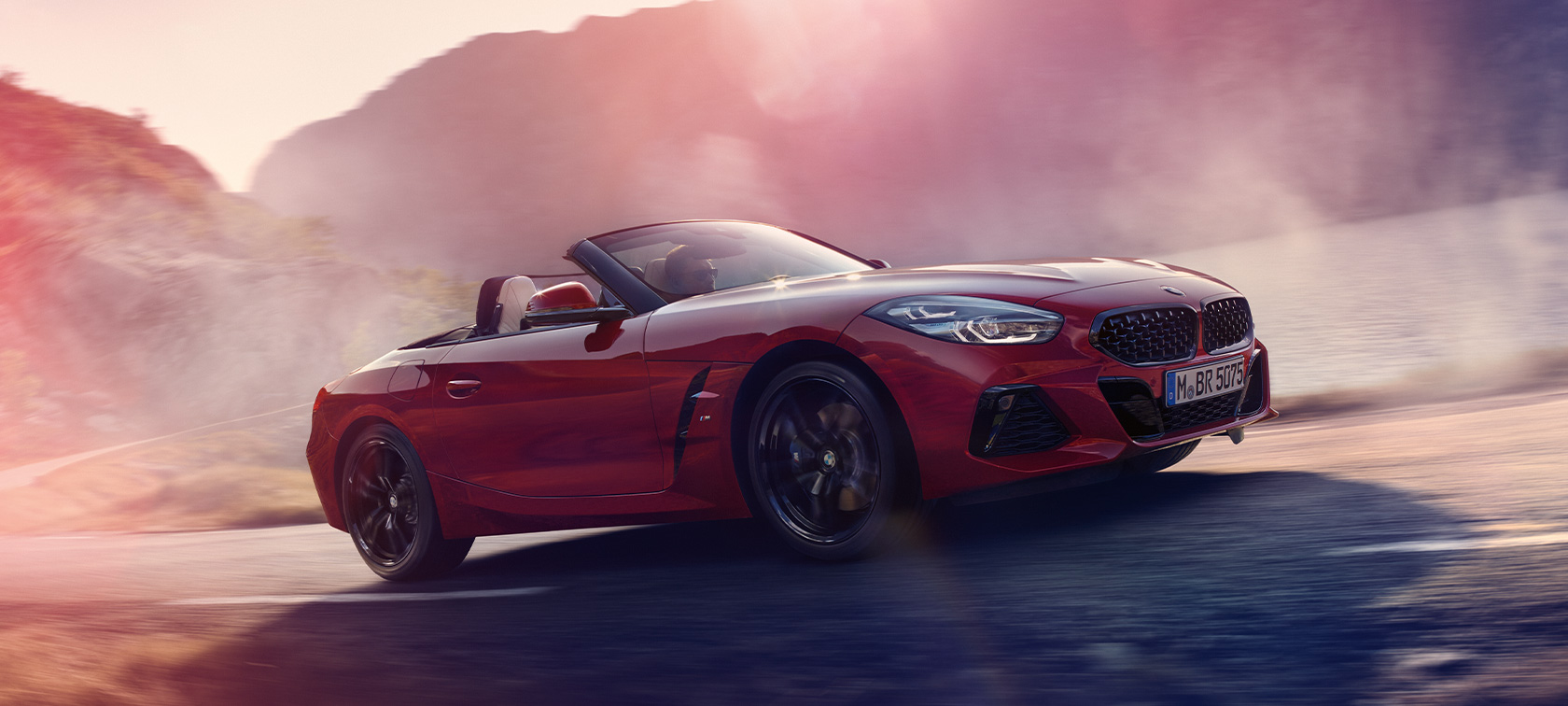 BMW Z4 M40i Roadster (G29), egy mozgó autó rézsútos oldalnézetből BMW Z4 M40i Roadster (G29), egy mozgó autó rézsútos oldalnézetből