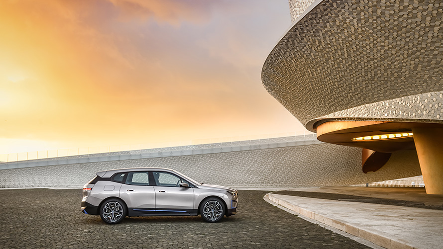 2025-re megvalósítandó célkitűzések, BMW Speciális Értékesítés, Fenntarthatóság, Áttekintés BMW Speciális Értékesítés, Fenntarthatóság, Áttekintés, 2025-re megvalósítandó célkitűzések, egy álló BMW oldalnézetből