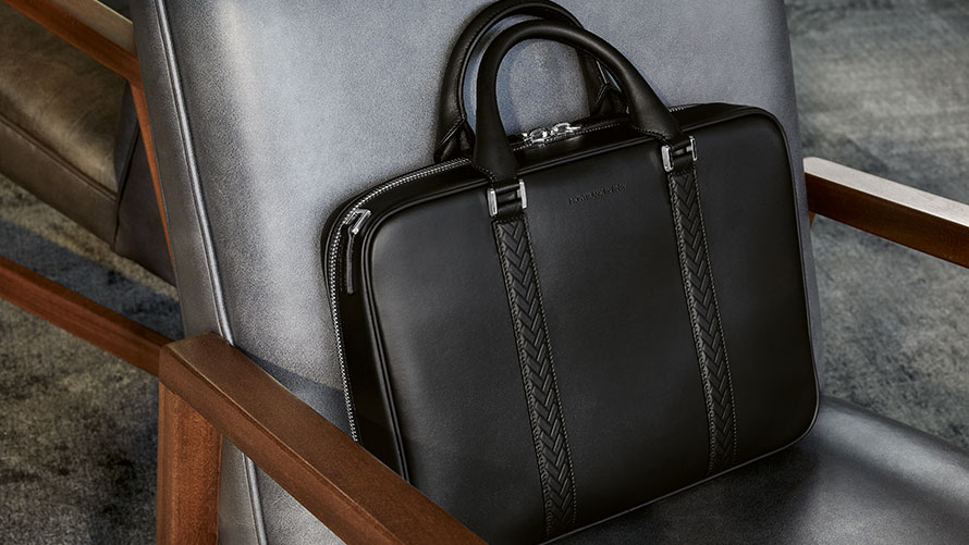 Montblanc for BMW aktatáska. Képen egy karosszékre helyezett Montblanc for BMW aktatáska látható.