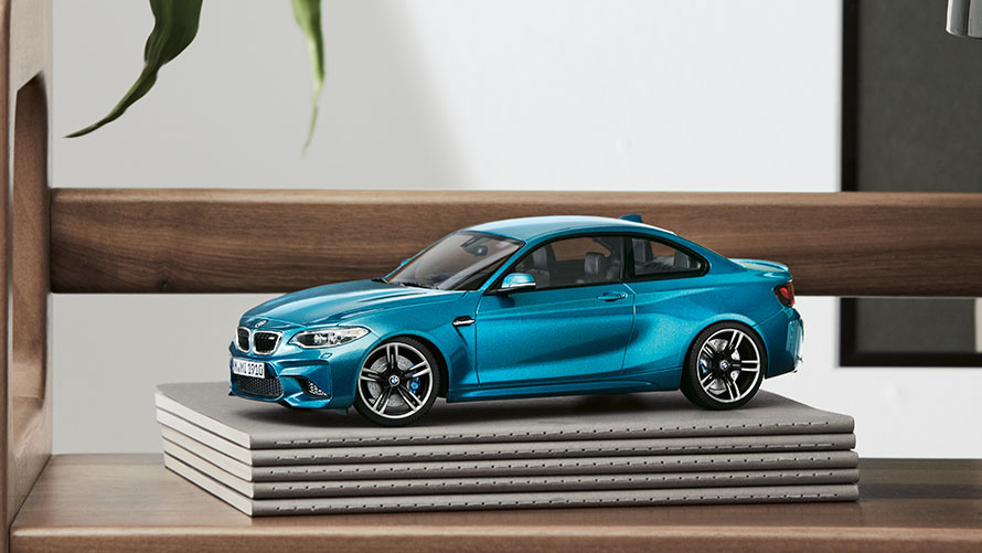 BMW M2 miniatűr. Eredeti fényezésű BMW M2 miniatűr a BMW Miniatűrök választékából.