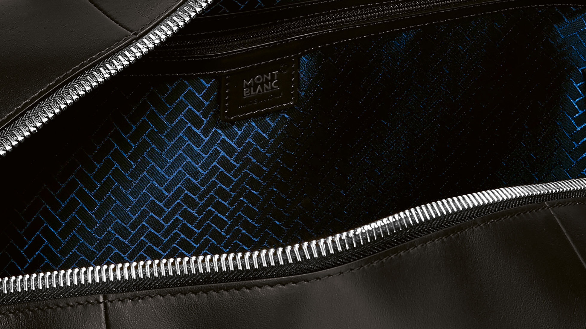 Montblanc for BMW útlevéltok. A képen a Montblanc for BMW kézitáska mintás felülete látható közelről.