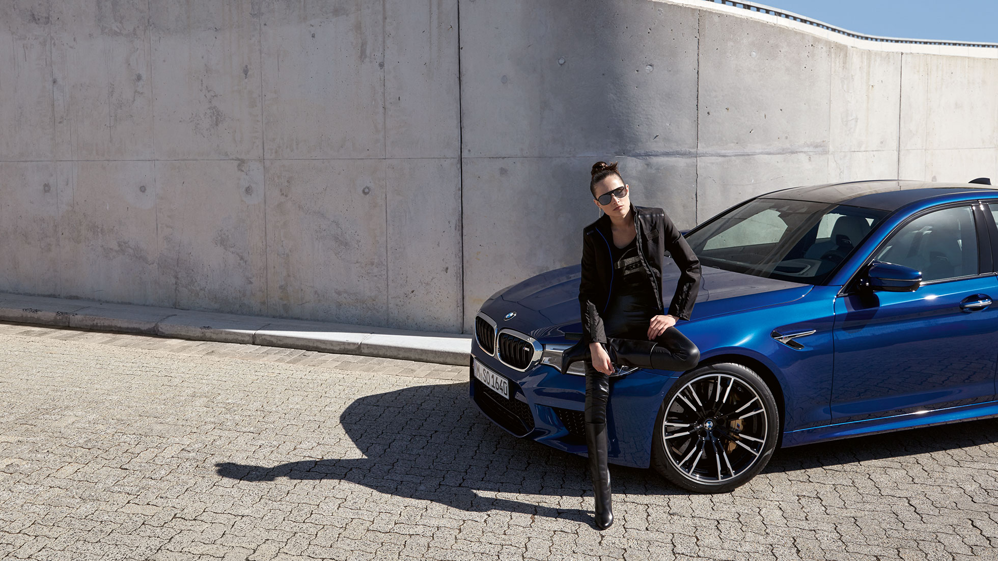 BMW M Kollekció. A képen látható fiatal nő egy BMW M női dzsekit visel.