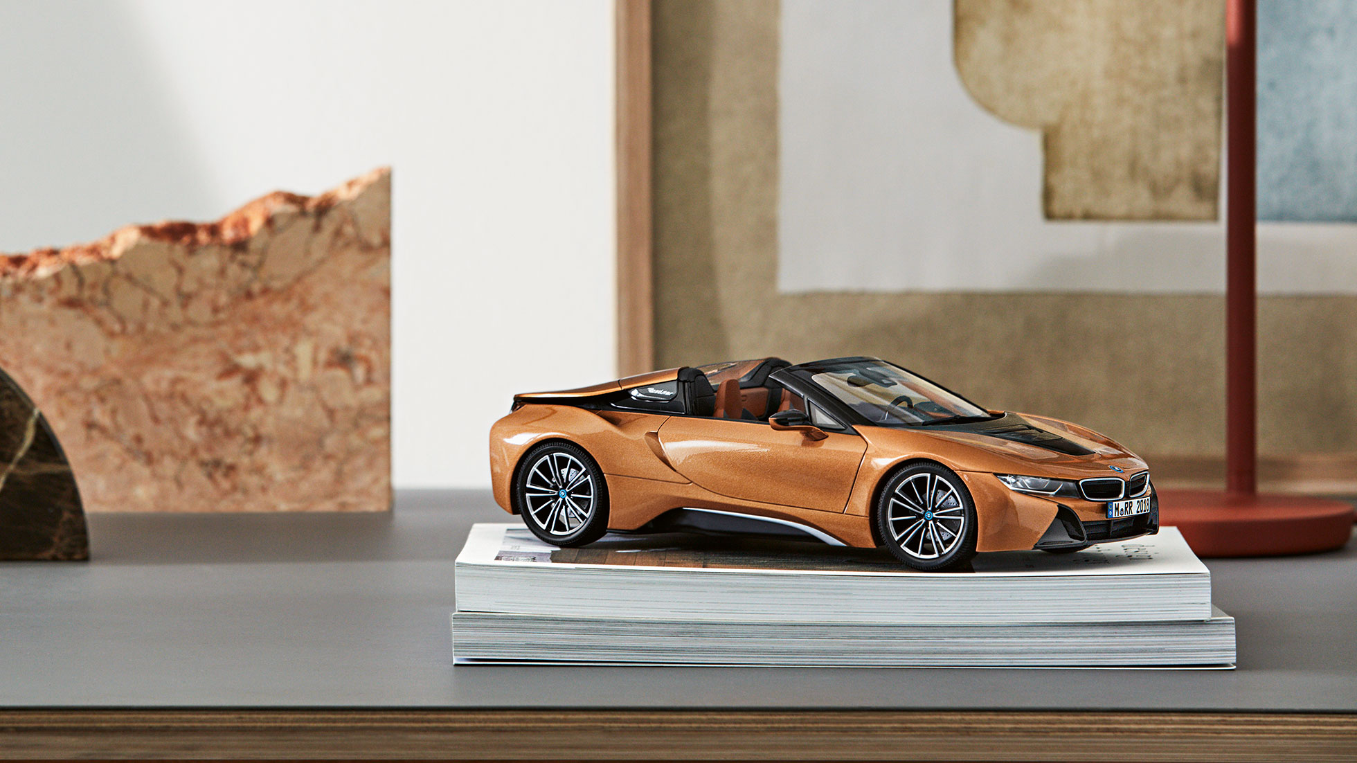BMW Miniatűrök. A képen a BMW i8 Roadster miniatűrje látható.