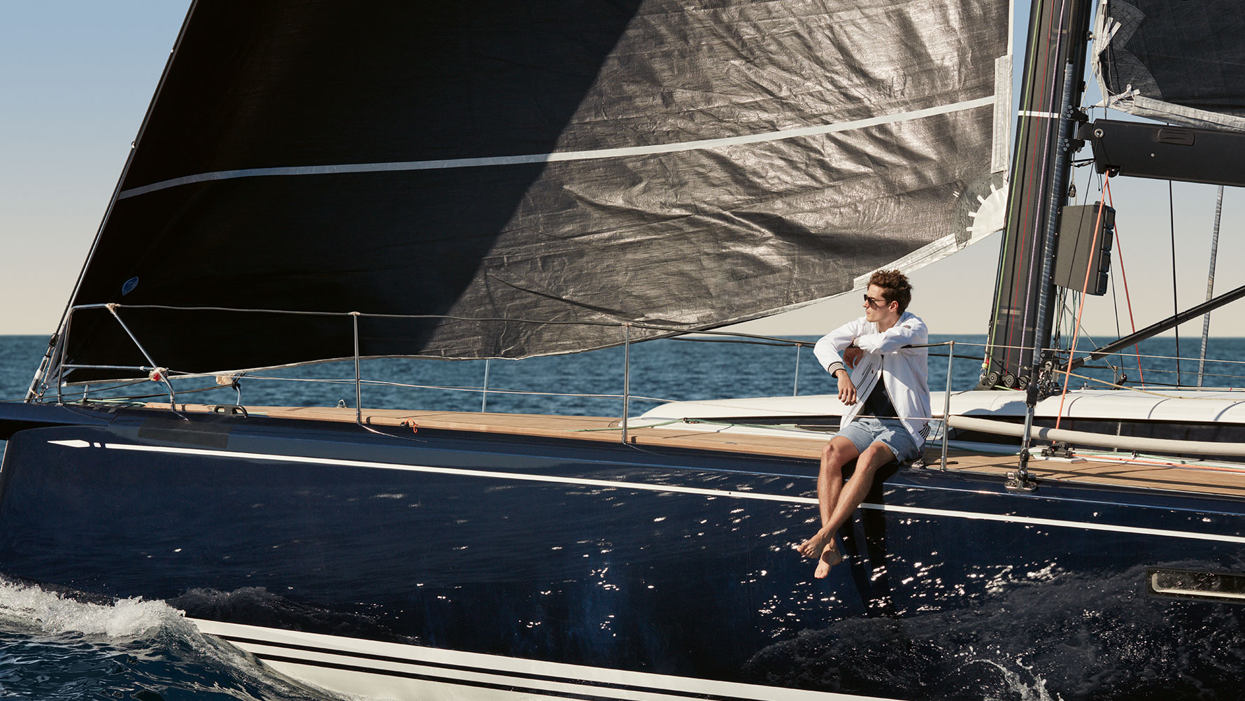 A képen látható, jachton ülő férfi a BMW Yachtsport Kollekcióba tartozó BMW Yachtsport férfidzsekit viseli. A képen látható, jachton ülő férfi a BMW Yachtsport Kollekcióba tartozó BMW Yachtsport férfidzsekit viseli.