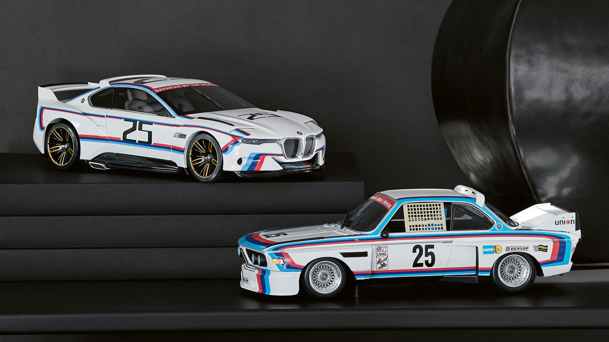 BMW Miniatűrök. A képen két BMW miniatűr.