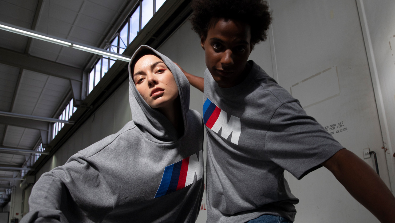BMW Lifestyle Lookbook 2023, BMW M logós uniszex kapucnis pulóver és BMW M logós uniszex póló BMW Lifestyle Lookbook, BMW M logós kapucnis uniszex pulóver és BMW M logós uniszex póló