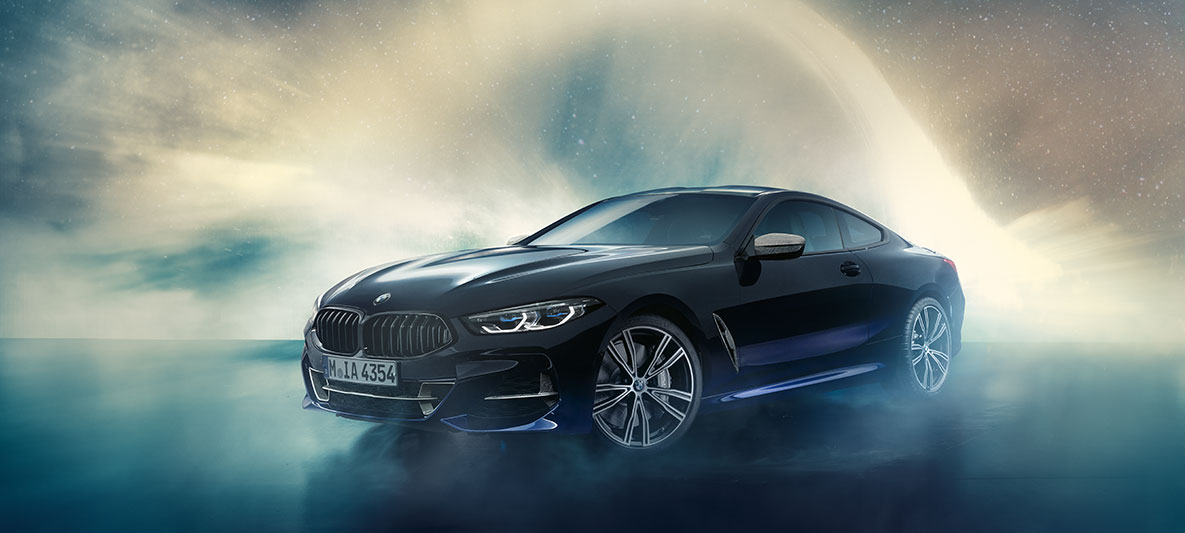 BMW Individual M850i NIGHT SKY, háromnegyedes elölnézet Egy álló BMW Individual M850i NIGHT SKY háromnegyedes elölnézetből
