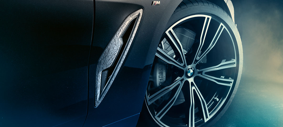 BMW Individual M850i NIGHT SKY, 20” méretű könnyűfém keréktárcsák A BMW Individual M850i NIGHT SKY 20” méretű, BMW Individual V-küllős 730i könnyűfém keréktárcsái közelről