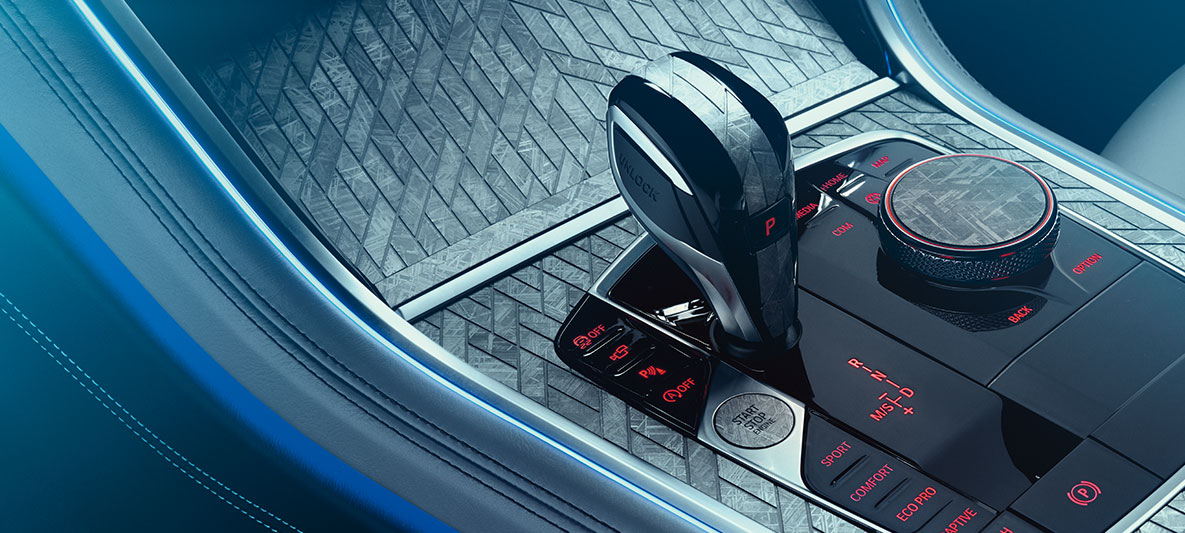 BMW Individual M850i NIGHT SKY, középkonzol A BMW Individual M850i NIGHT SKY mozaikdizájnnal rendelkező középkonzolja