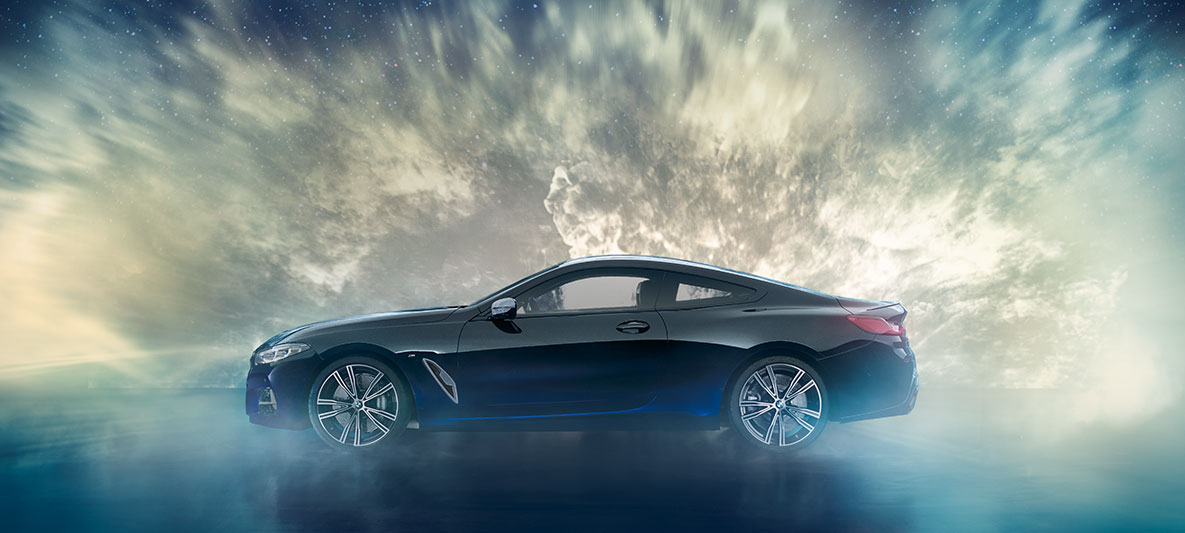 BMW Individual M850i NIGHT SKY, oldalnézet Egy álló BMW Individual M850i NIGHT SKY oldalnézetből