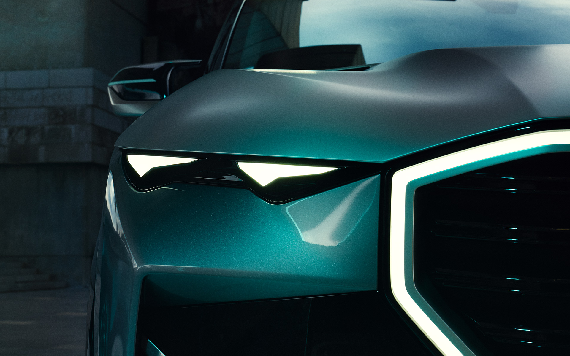 BMW Concept XM (G09), egy álló autó első fényszórói közelről BMW Concept XM (G09), egy álló autó első fényszórói közelről