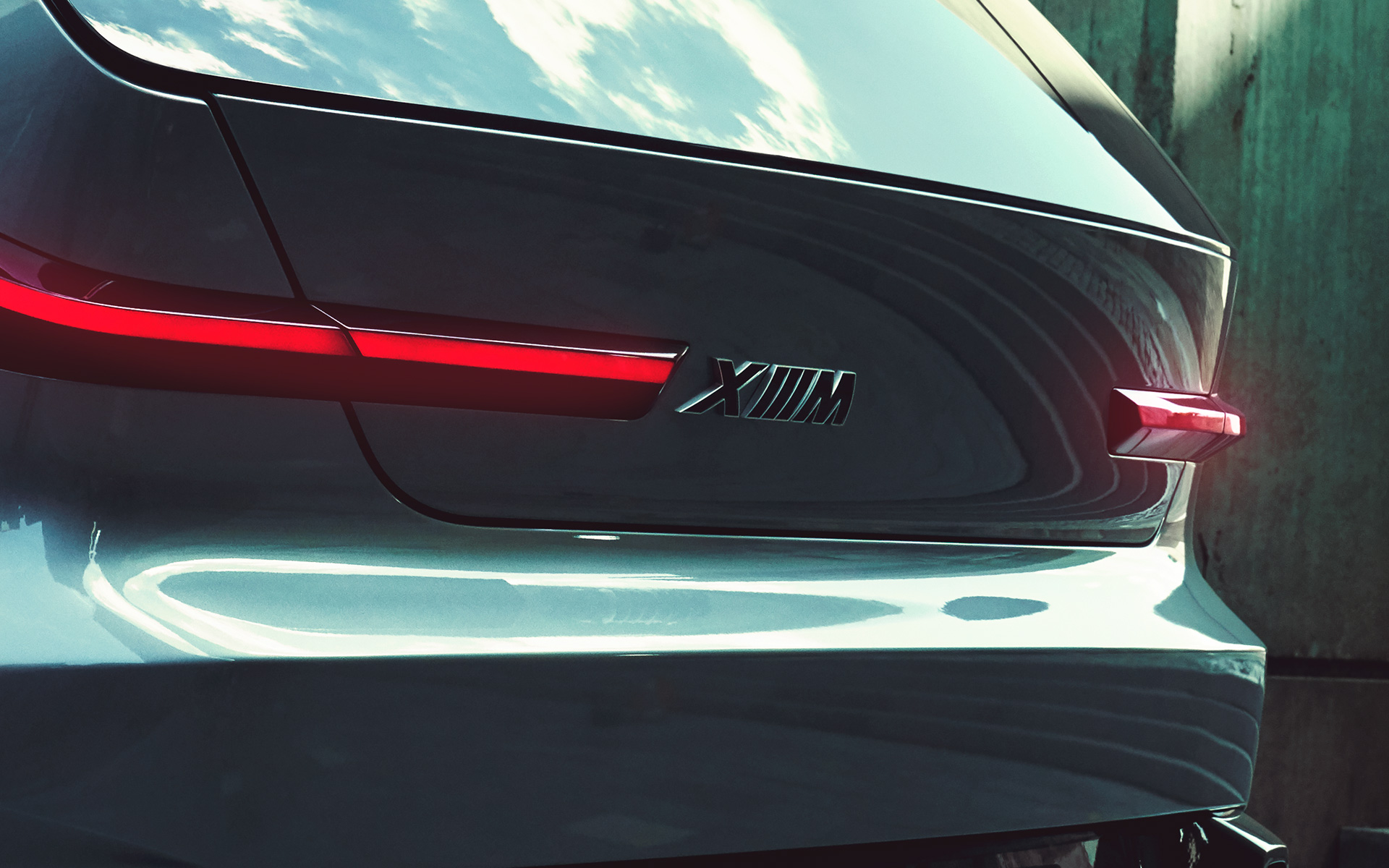 BMW Concept XM (G09), egy álló, rézsútos hátulnézetből látható autó XM logója közelről BMW Concept XM (G09), egy álló, rézsútos hátulnézetből látható autó XM logója közelről