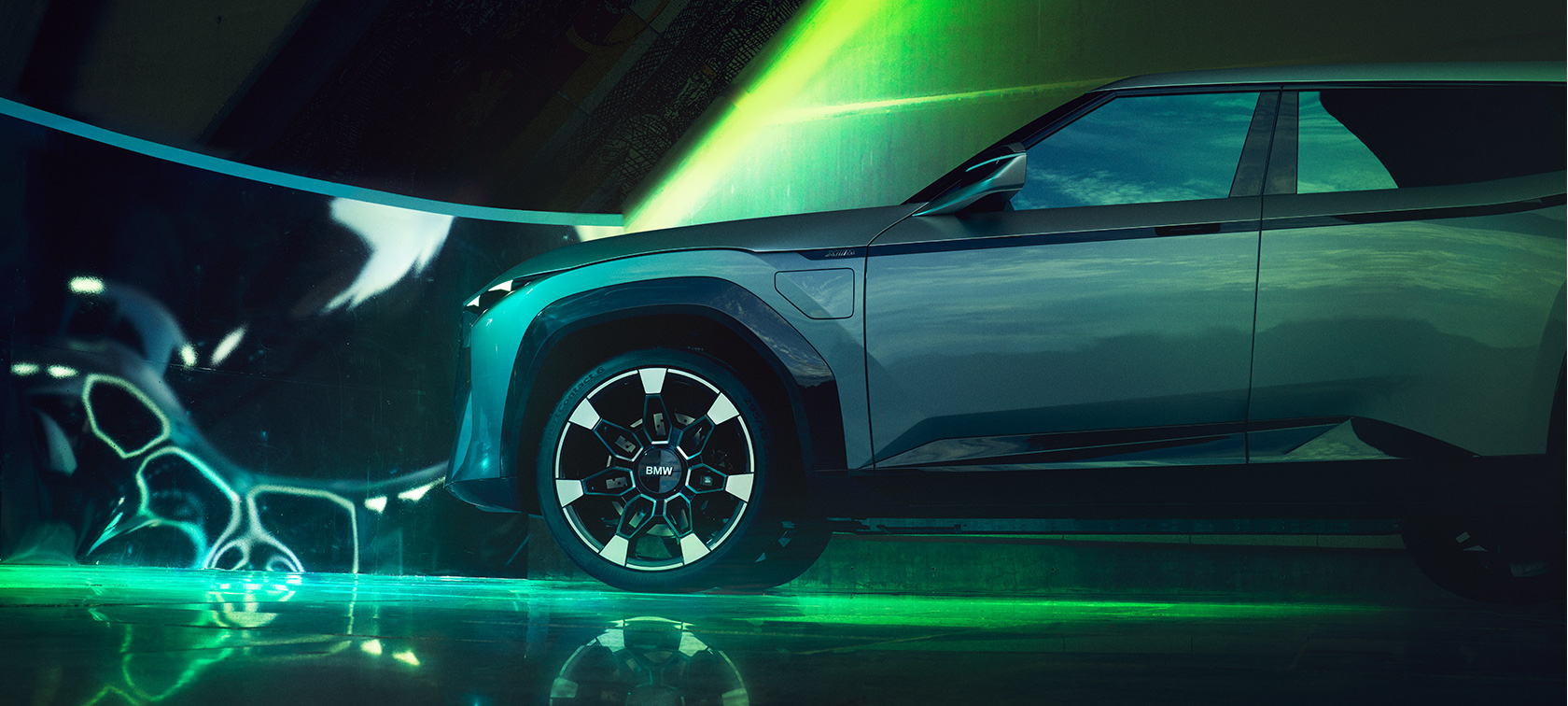 BMW Concept XM (G09), egy álló autó oldalnézetből BMW Concept XM (G09), egy álló autó oldalnézetből