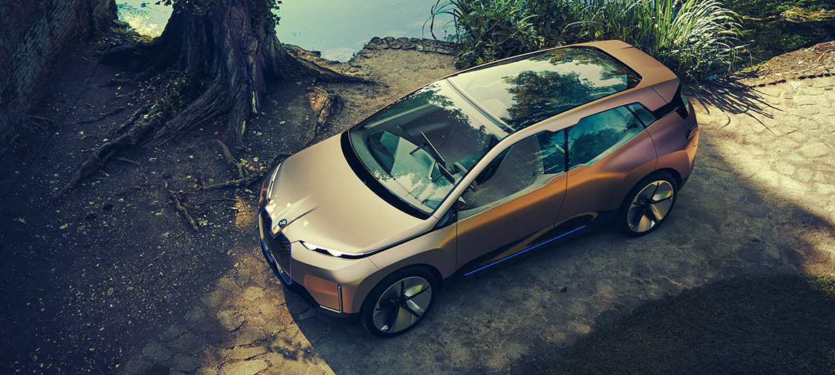 BMW Vision iNEXT felülnézetből A BMW Vision iNEXT felülnézetből, egy tóparti fa mellett