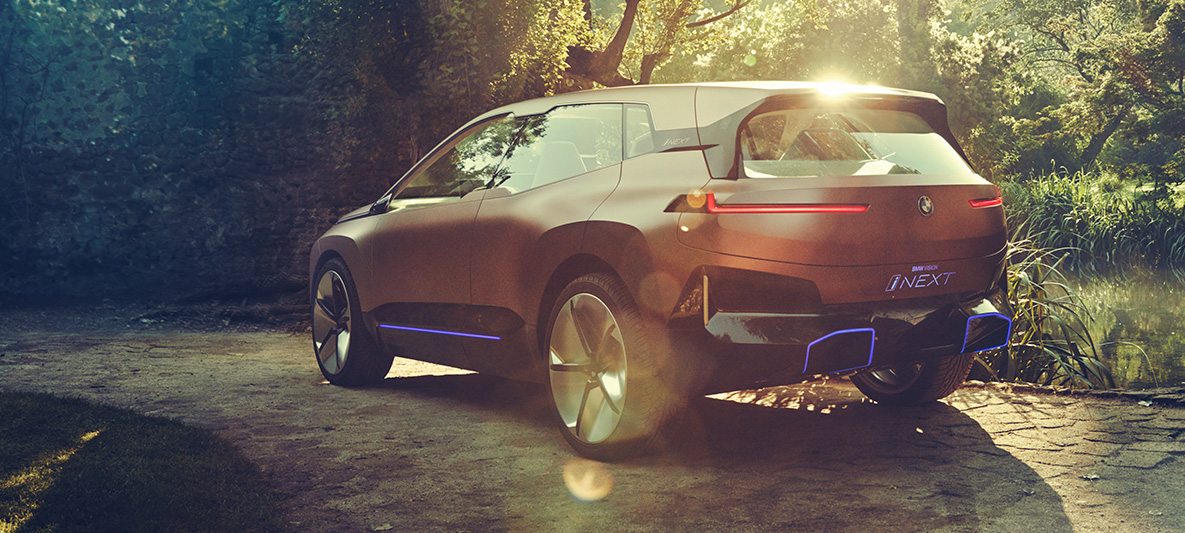 A BMW Vision iNEXT hátulról A BMW Vision iNEXT hátulnézetből, egy napsütötte tisztáson